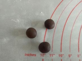 黑色面团分别取3个2克，揉一下滚圆