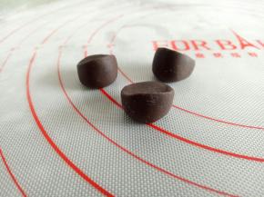 捏出猪八戒帽子的形状