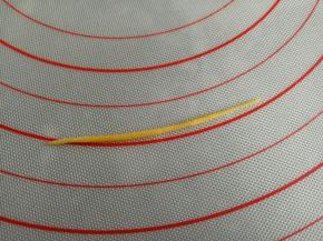 黄色面团揉一下搓细长条