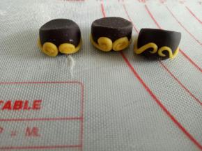 切适量长度如图中一样圈到帽子上