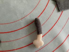 粘点牛奶包到手臂上，下面要留一截