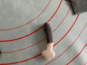 粘点牛奶包到手臂上，下面要留一截