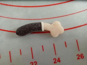 白色面团搓细条裹一下边