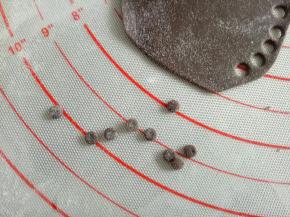 用小圆嘴压出眼睛和嘴巴来