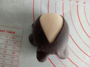 盖到身体上，下面包住收好，可刷一点牛奶助粘