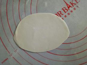 白色面团揉一下擀薄片