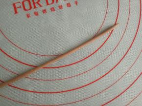 棕色面团搓细条