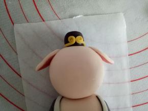 耳朵粘上以后将帽子粘到两个耳朵中间