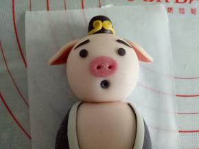 眼睛，眉毛，鼻子，嘴巴都粘好，嘴巴用竹签或者趁手的工具戳一下