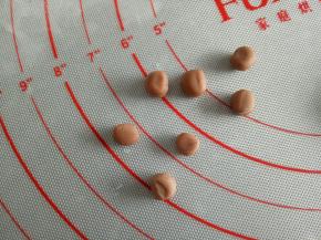 棕色面团重新揉一下，搓成跟腿一样粗的圆柱，切几段