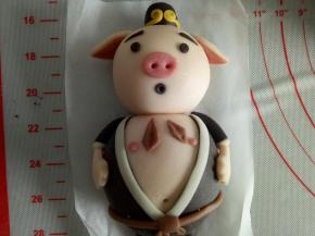 把猪小屁胳膊粘好，肚脐眼戳出来，还有比较重要的那两个点