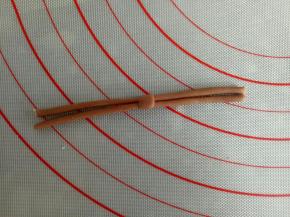 棕色面团重新揉一下后搓细条，如图中这样做好