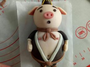 围到猪小屁的脖子上做围巾