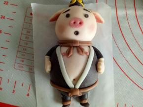 一点点红曲粉加面粉混合均匀，用手指沾一点抹到猪小屁脸上做腮红