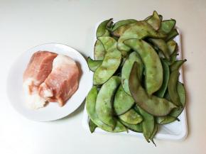 准备好扁豆角 ，猪肉