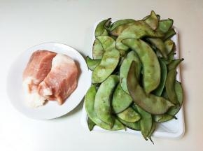 准备好扁豆角 ，猪肉