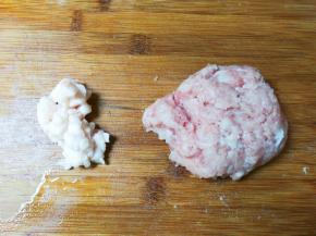 将后腿肉肥瘦分开切成丁，瘦肉丁用刀背剁松