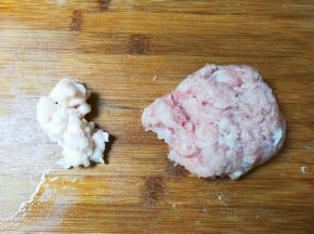 将后腿肉肥瘦分开切成丁，瘦肉丁用刀背剁松