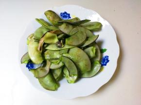 扁豆角撕去丝洗净