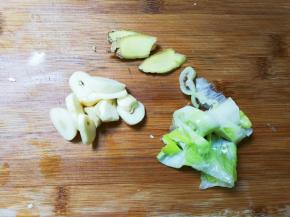 大葱，姜，蒜切片