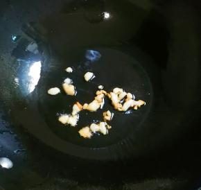 热锅凉油放入肥肉丁煎出香味