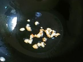 热锅凉油放入肥肉丁煎出香味