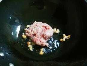放入瘦肉末