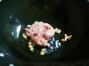 放入瘦肉末