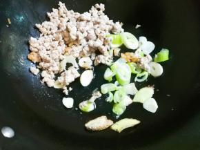 放入葱姜蒜炒出香味