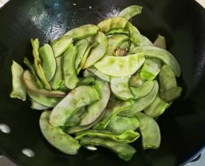 放入扁豆角翻炒变色