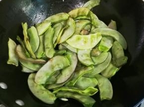 放入扁豆角翻炒变色