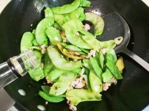 放入一勺料酒