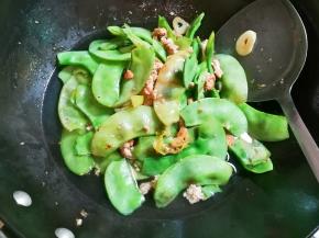 放入适量热水烧开小火焖烧五分钟，一定要烧熟透，不然有毒