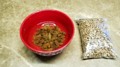 提子干用水泡软沥干水分备用