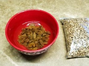 提子干用水泡软沥干水分备用