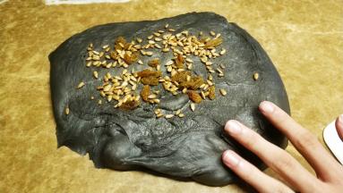 放入瓜子仁、提子干