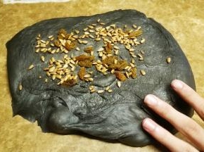 放入瓜子仁、提子干