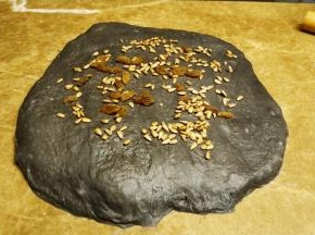 擀开再放入瓜子、提子干再次折叠，静止回温一小时