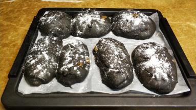 拿出撒入干粉用刮刀割口