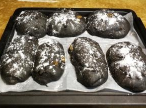 拿出撒入干粉用刮刀割口