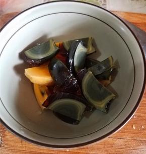 皮蛋切小块。