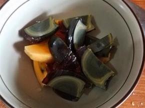皮蛋切小块。