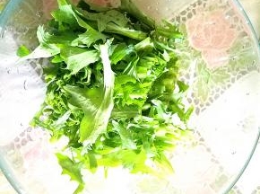 苦菊洗净后用刀简单几刀切小段。