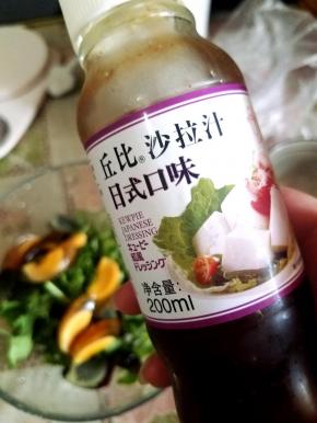 加入适量的沙拉汁。