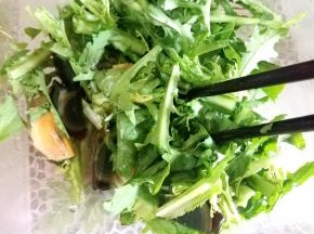 再加点白糖跟陈醋，这个可以不加，我不太习惯吃苦味，所以为掩盖点苦味加点点糖跟陈醋。