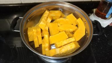 南瓜去皮去核洗净切块，放入锅里煲熟