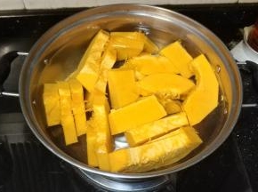 南瓜去皮去核洗净切块，放入锅里煲熟
