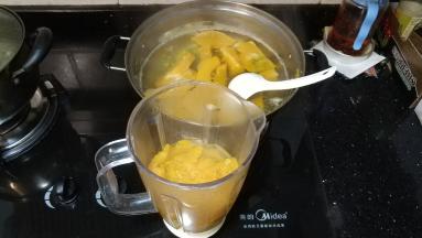 煮好的南瓜块放入料理里，水放多点打出来就会稀释点，水放少点打出来就浓稠点，这看个人想吃啥口感来放水量。