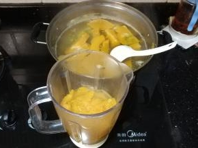 煮好的南瓜块放入料理里，水放多点打出来就会稀释点，水放少点打出来就浓稠点，这看个人想吃啥口感来放水量。