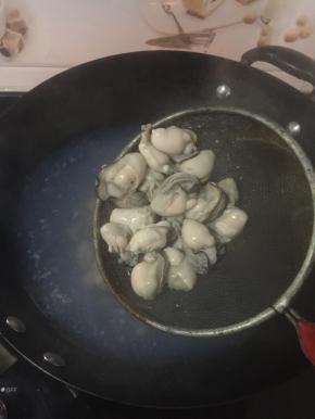 水烧开，放入生蚝焯水一分钟捞出沥干水分备用。